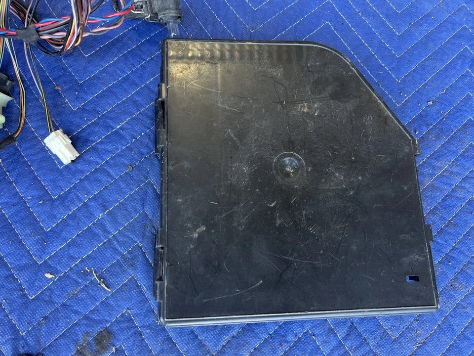 Jaguar XJR XJ8 X308 1998-2003 arnés de cableado trasero y caja de fusibles OEM #4669E Foto 3 de 4