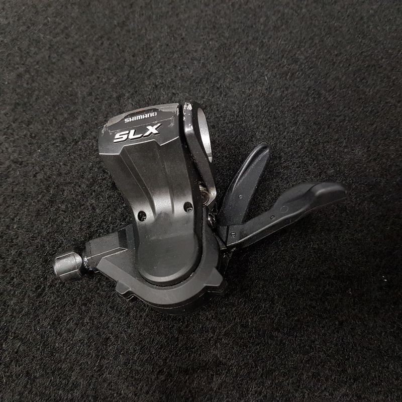 Manette Shimano SLX triple gauche pour réparer un levier de vitesse vtt bloqué