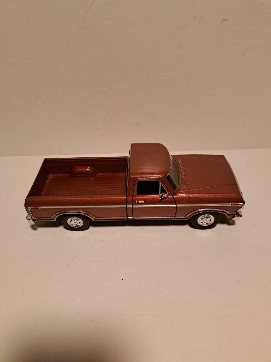 Motor Max 1:24 Scale American Classics 1979 Ford F-150 Custom Pickup Truck