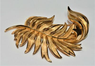 Signed TRIFARI Krone Goldtone Poliert Strukturierte PALM LEAF Form Pin Brosche