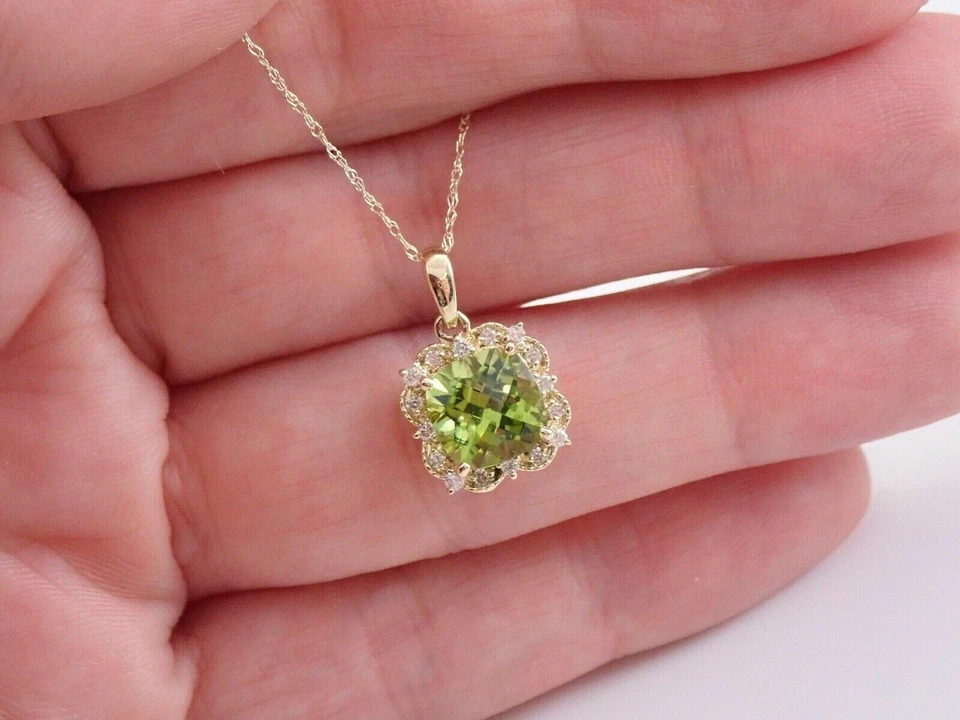 Colgante de belleza con halo de peridoto cojín de 3 quilates de oro amarillo de 14 quilates sobre cadena gratis Foto 4 de 4