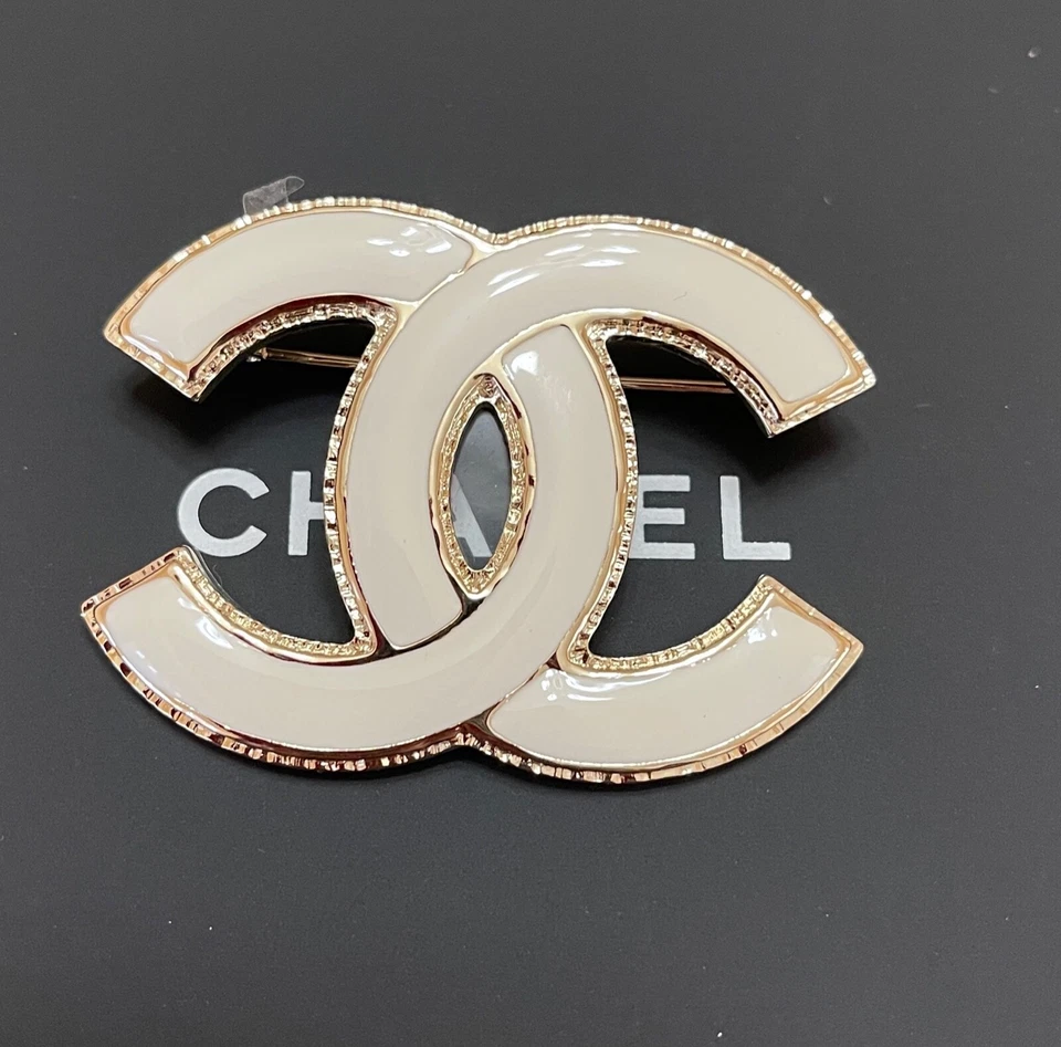 BNIB Authentic CHANEL Large White Enamel CC Logo Gold Tone-Metal Brooch Pin 22A