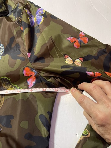 Chaqueta cortavientos camuflada mariposa con capucha talla totalmente forrada bolsillos con cremallera talla M - Imagen 8 de 12
