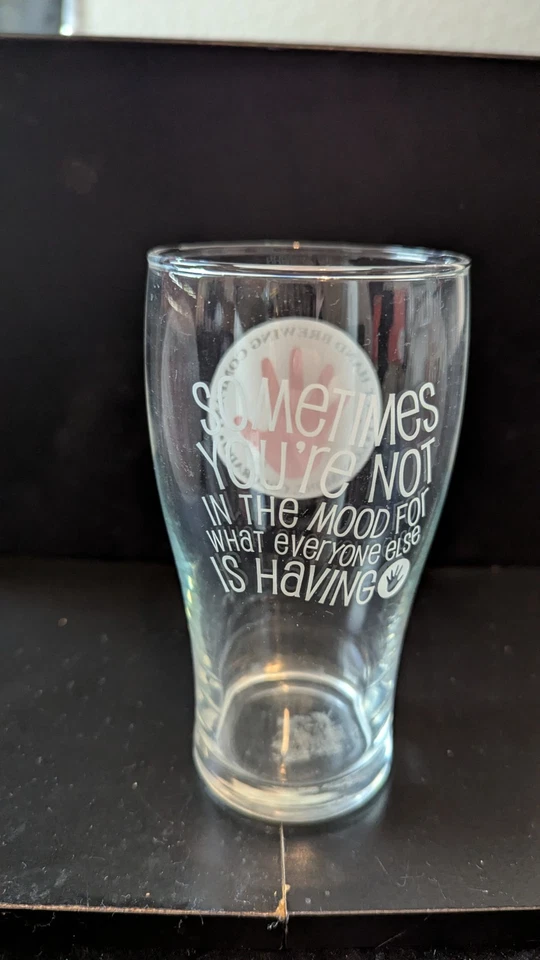 Vaso de pinta de cerveza para elaborar cerveza a veces no estás de humor para mano izquierda Foto 2 de 2