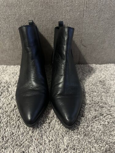 Marc Fisher Women’s Black Leather Pull On Ankle Boots Size 8 - Picture 2 of 8