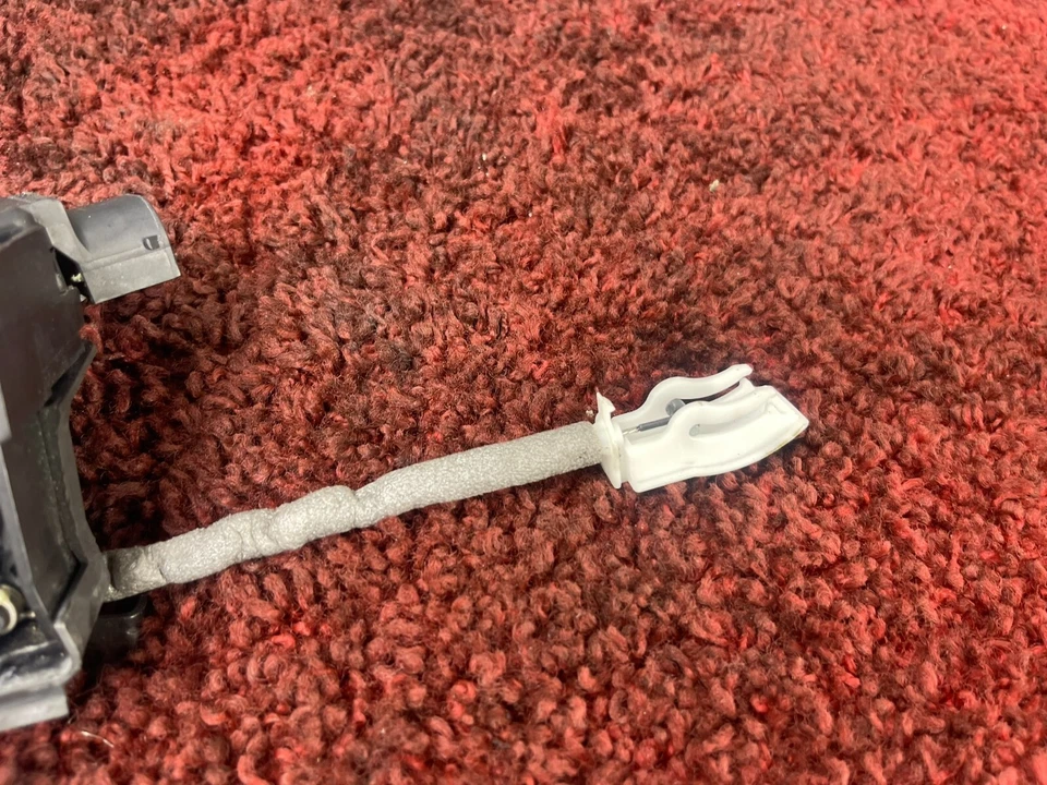 Actuador de cierre de puerta delantero izquierdo BMW 2000-2006 E53 E46 OEM 67 K Foto 2 de 4