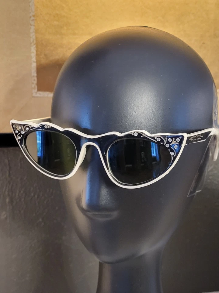 Gafas de sol ojo de gato de los años 50 de plástico crema con detalles negros pedrería verde... Foto 2 de 4