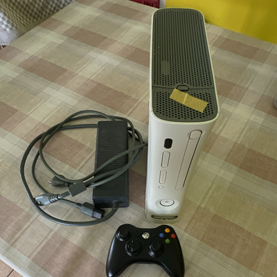 Microsoft Xbox 360 4GB Weiß Modell 1439 PAL HDMI 1080p + Controller 