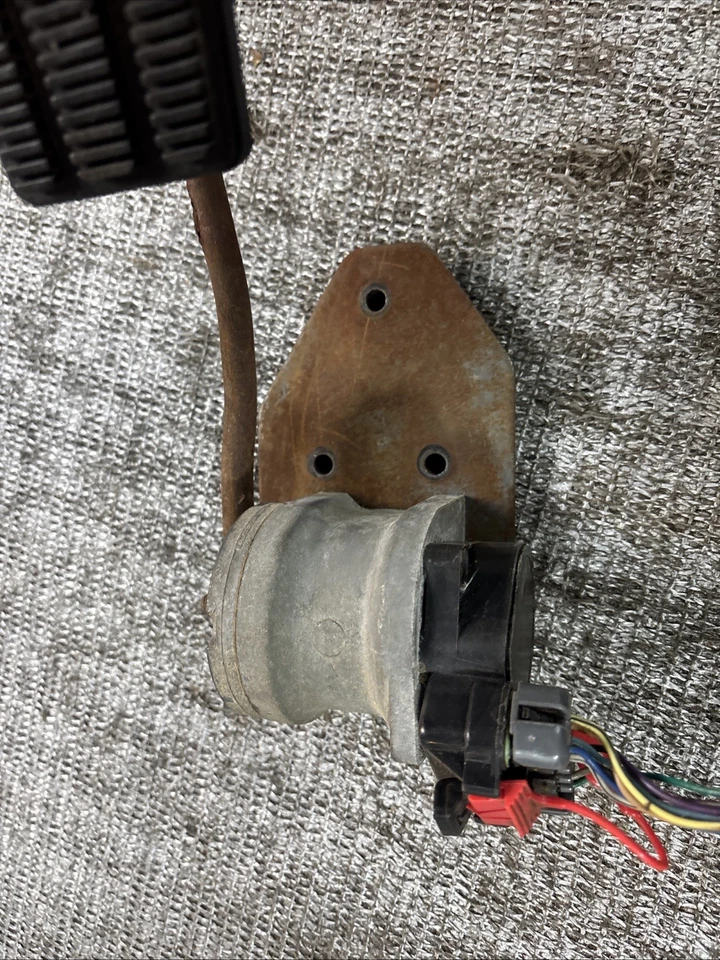 gmc sierra 3500 accelerator pedal assembly 3500 - Image 3 of 4