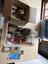 Lot d'outils - Pince, douilles, tournevis, forets, perceuse à trous, pinces Td84