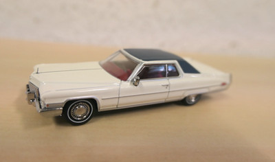 Brekina 1:87 - Cadillac Coupé DeVille - weiß / dunkelblau - 18129
