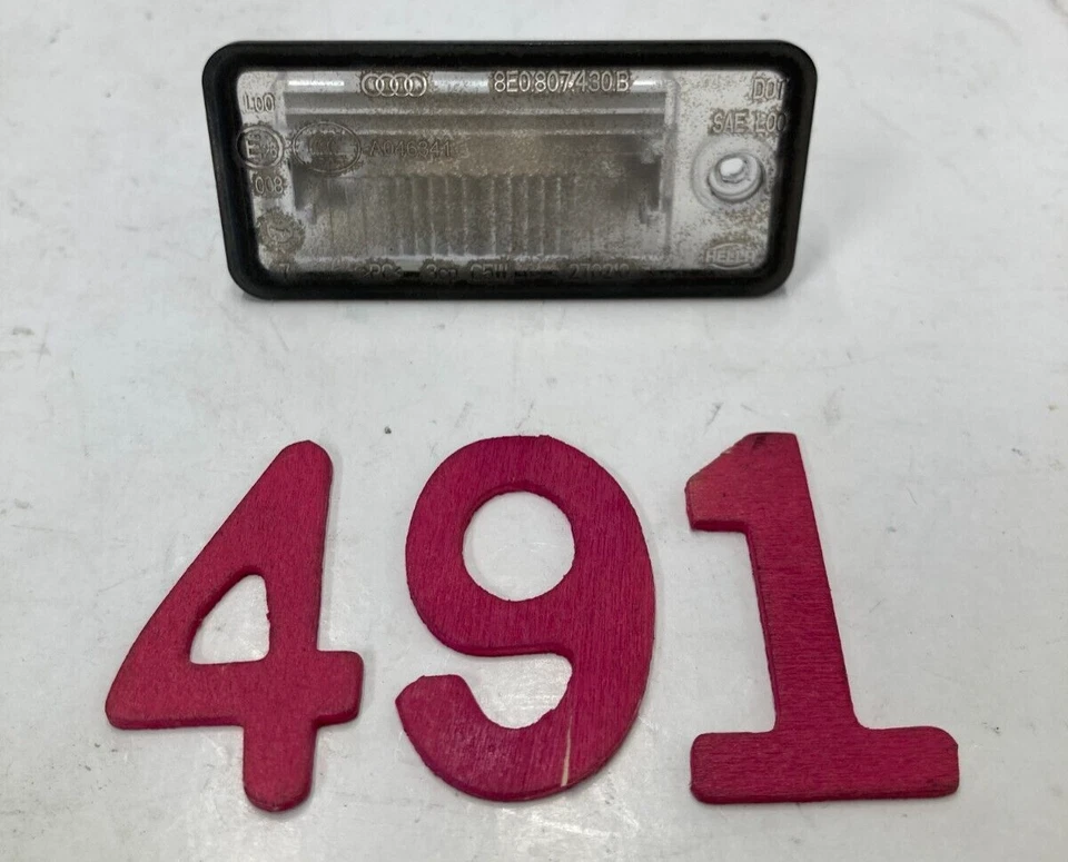 Лампа заднего правостороннего номерного знака для Audi A6 Quattro 09–11 годов от оригинального производителя - Изображение 2 из 4