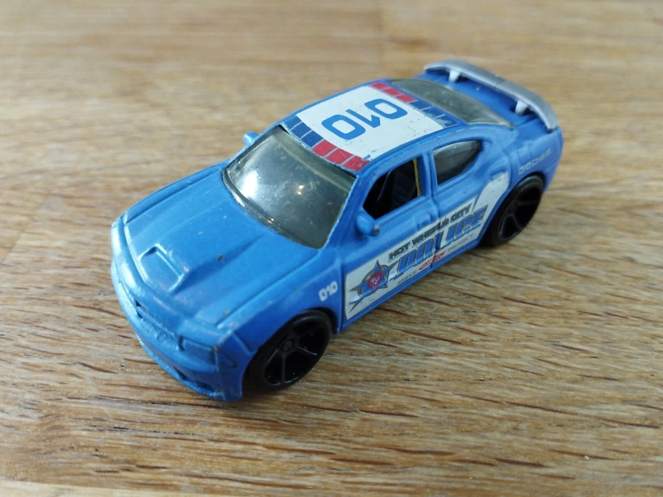 Coche de policía fundido a presión Hot Wheels HW City Works 2/10 (2010) azul Dodge Charger SRT8 Foto 3 de 4