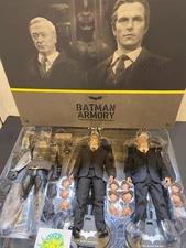 BATMAN Hot Toys THE DARK KNIGHT ARMORY avec BRUCE WAYNE et ALFRED PENNYWORTH