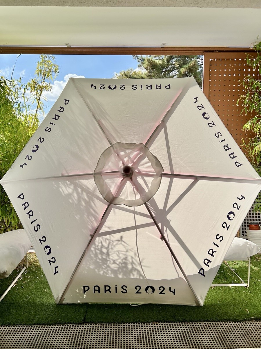JO Paris 2024 : parapluies et imperméables se sont vendus comme des