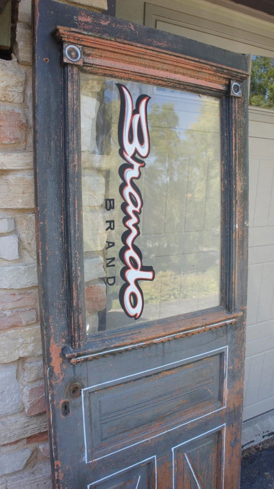 Antigua puerta de entrada victoriana de madera envejecida con publicidad en vidrio MARCA BRANDO Foto 3 de 4
