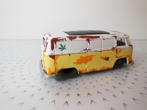 'Up In Smoke' 1962 Volkswagen Hippie Bus / Die Cast 1/64 - Picture 3 of 12