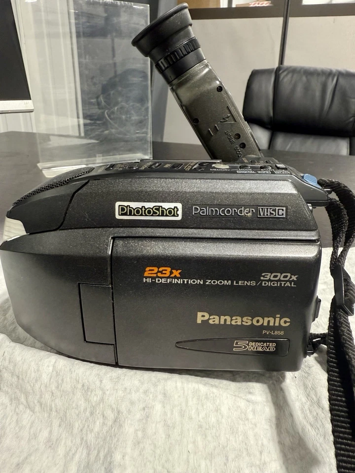 PANASONIC Palmcorder PV-L858D VHS-C Photoshot Camcorder W/Bag Charger/Cables - Image 3 of 4