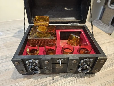 Vintage Dekanter Whiskey Set 1970 Jahre Bernsteinfarben Mittelaltertruhe  - Bild 1 von 4