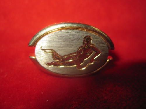Vintage Gold Toned Engraved Single Cufflink - Picture 5 of 9