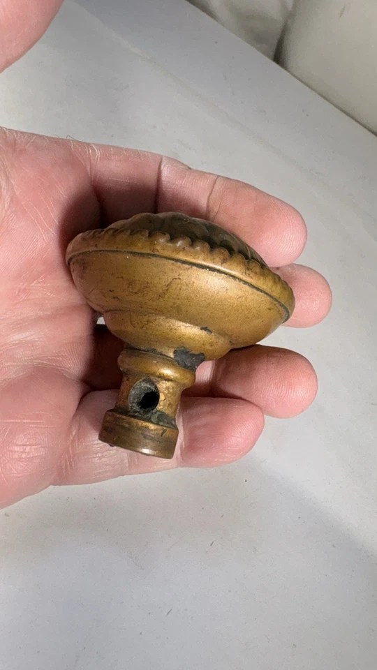 Una perilla de puerta antigua patrón Roanoke A Foto 2 de 4