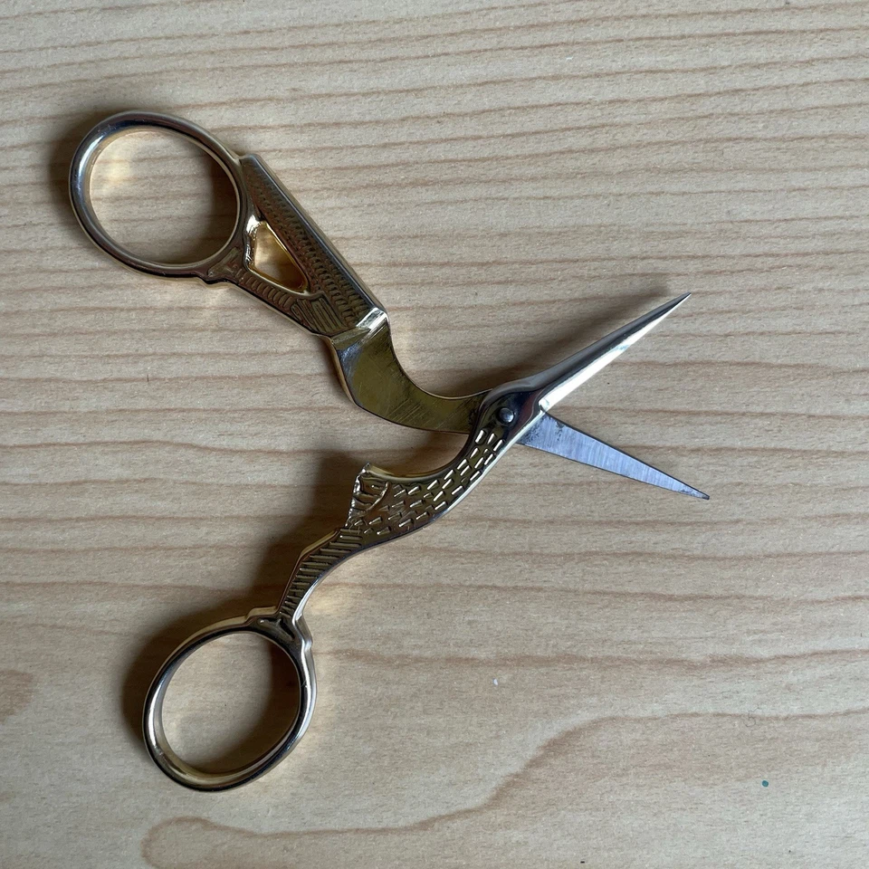 VINTAGE 3 1/2" TINY STORK EMBROIDERY SEWING NEEDLE POINT SCISSORS SHARP See Pics - Image 4 of 4