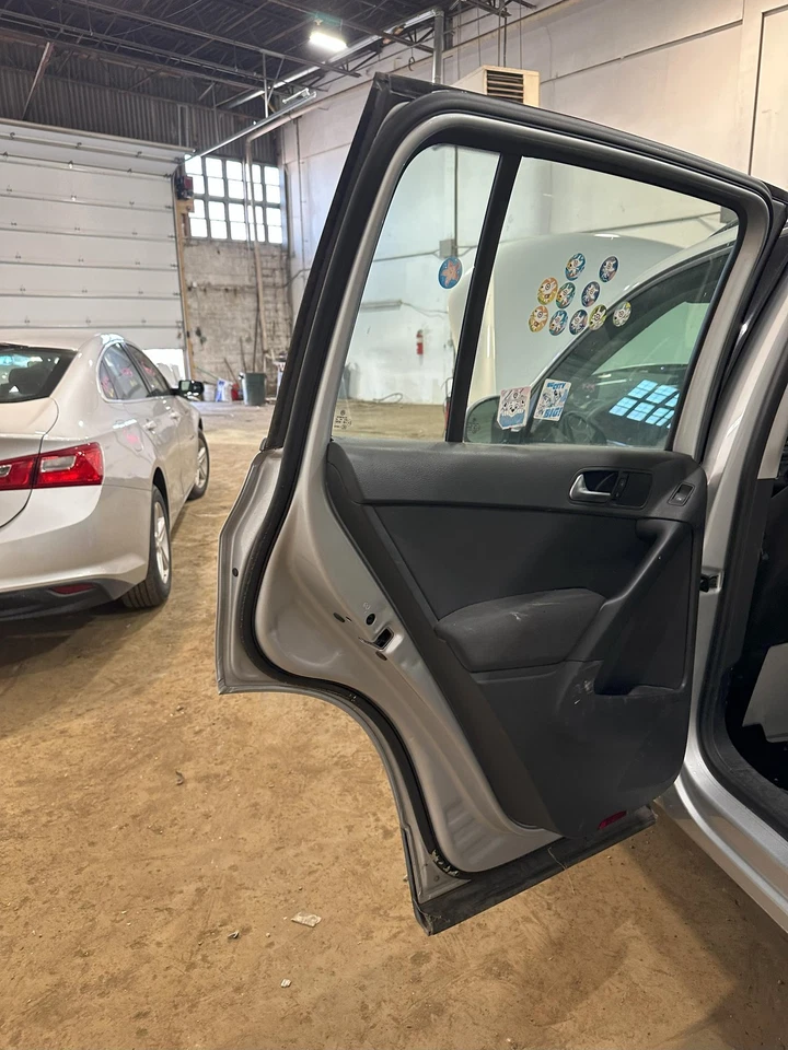 Used Rear Left Door Assembly Rear Side fits: 2017 Volkswagen Tiguan electric lig - Image 2 of 4
