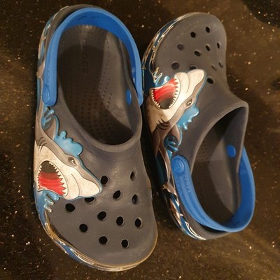 Crocs C12 blau Hai mit Leuchtfunktion