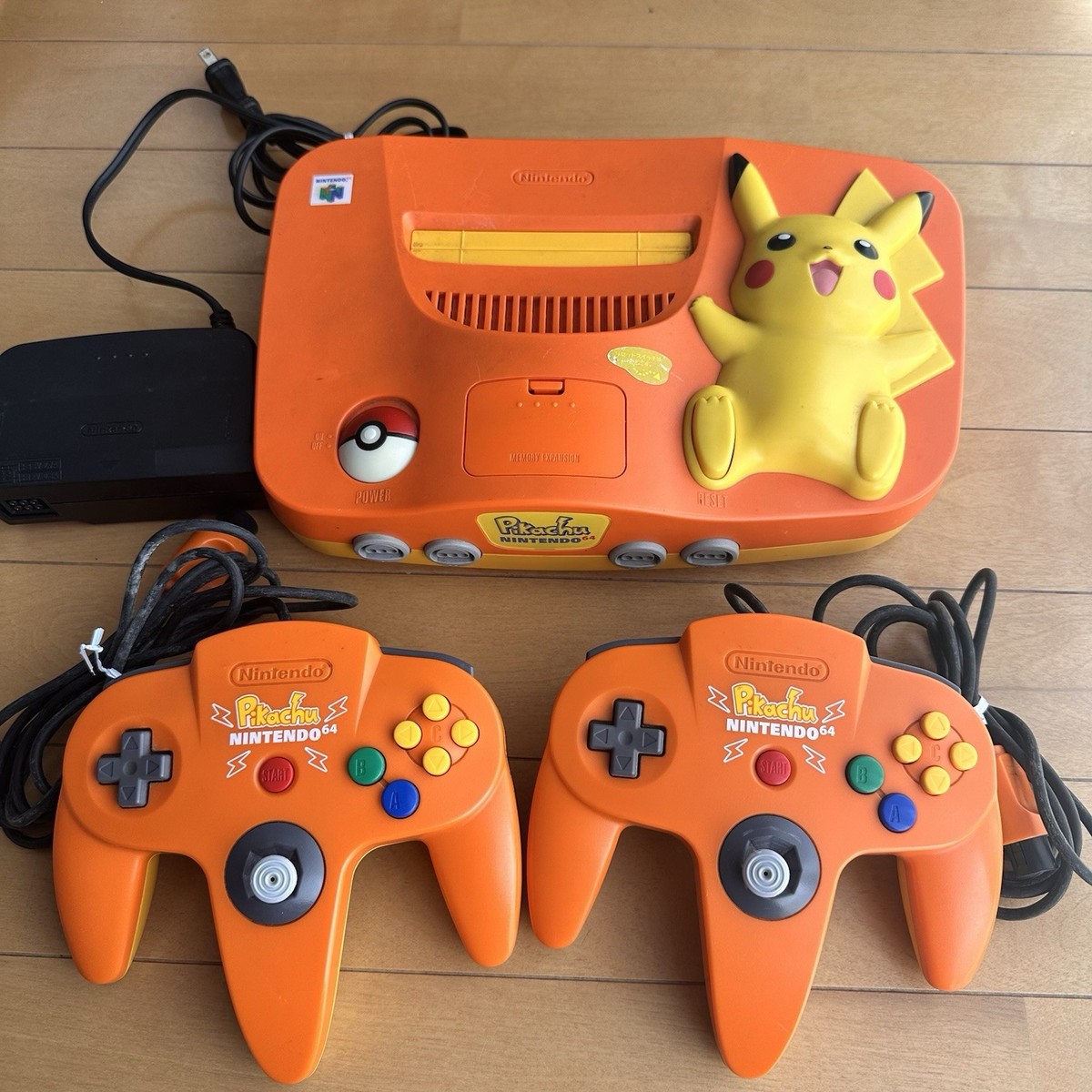 非常に珍しいポケモンN64コンソール Nintendo 64 N64 Pokemon Pikachu Console Orange two Controllers