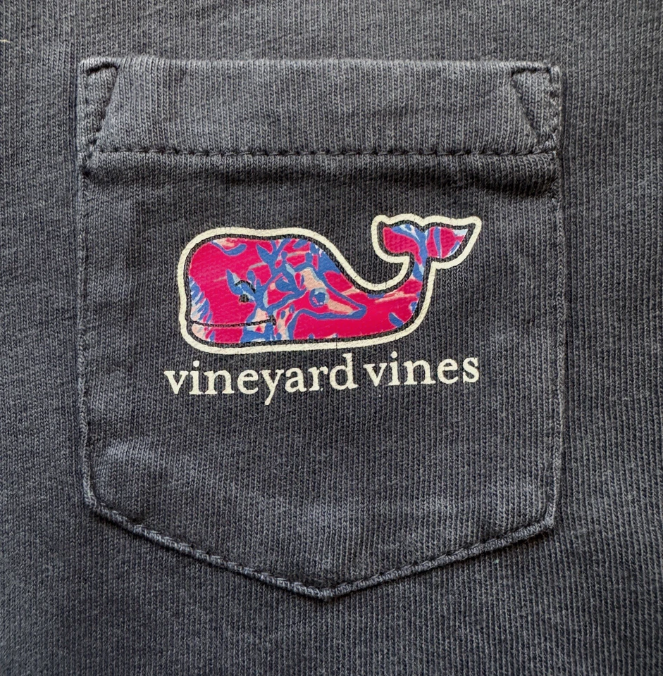 Camiseta VINEYARD VINES Niño Pequeño 2T Azul Marino con Logotipo de Ballena Rosa Neón Camiseta de Bolsillo Foto 4 de 4