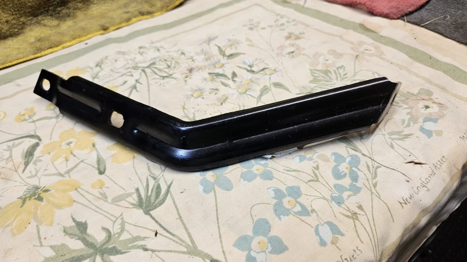 Soportes de parachoques delanteros exteriores y centrales y de retención para camionetas Chevy, GMC 2007 a 2013 Foto 2 de 4