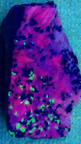 Rare Large Beautiful Wedge Fluorescent Mineral Sterling Hill Willemite Calcite - Picture 3 of 17