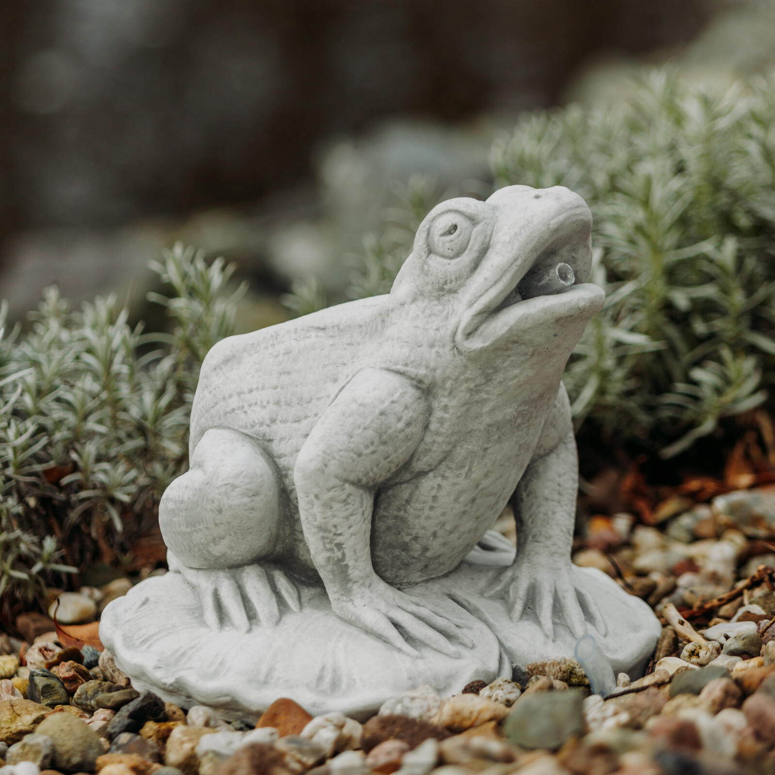 Frog with watercourse stone figure H.28 cm grey 14 kg white concrete frost-proof
