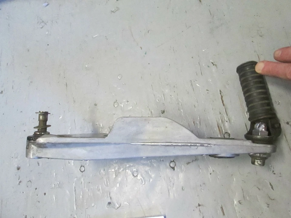 SOPORTE ESTRIBA IZQUIERDA YAMAHA 1981 RD250LC / 1981 - 1982 RD350LC 4L0-27442-00-00 Foto 3 de 4