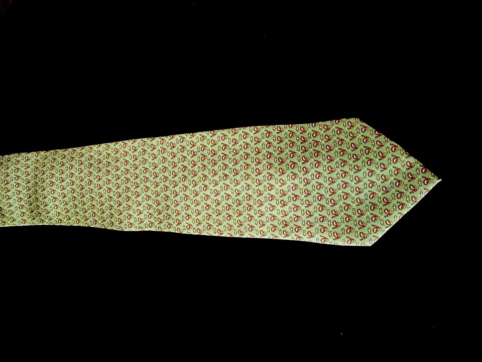 Corbata Salvatore Ferragamo Cuello Verde Lima Pez/Gancho Estampado Seda 3.5” x 57”. Foto 2 de 4