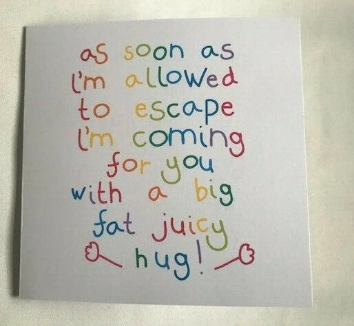 Divertida tarjeta de bloqueo autoaislamiento virus cuarentena abrazo amigo hermana madre diversión Foto 4 de 4