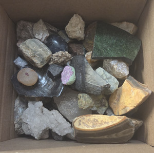 BOX  OF VARIOUS ROCKS  AND MINERAL COLLECTION  24 POUNDS (PLUS)