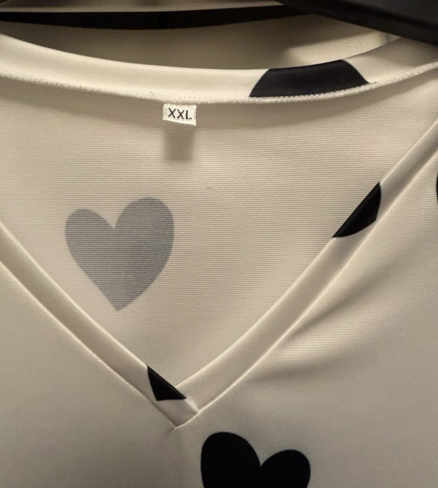 Women’s XXL Heart Print Scrub Top – V-Neck White & Black Pockets Nurse Uniform  - Image 4 of 4