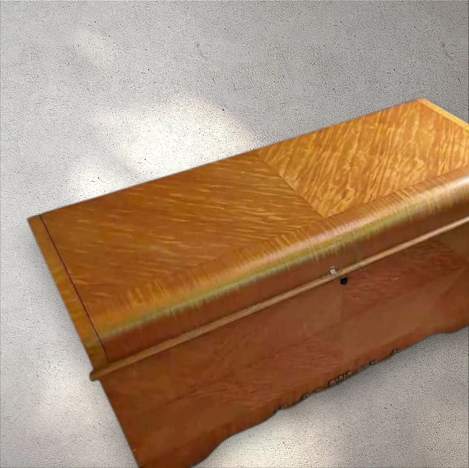  Cofre de madera de cedro diseño de cascada de posguerra Foto 3 de 4