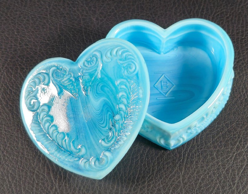 Boyd's Crystal Art Glass HEART JEWEL BOX 1988-1993 WATERLOO Blue Trinket NOS