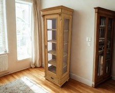 schöne schmale seitlich verglaste Weichholz Vitrine, im Landhausstil "Antik-Lux"