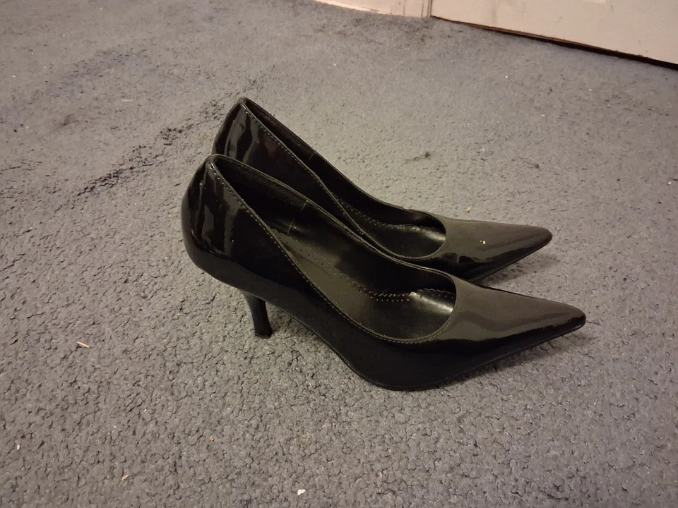 Zapatos de salón negros Qupid talla 6 1/2, 3 pulgadas, charol sintético, punta en punta, tacón Stilleto Foto 2 de 4