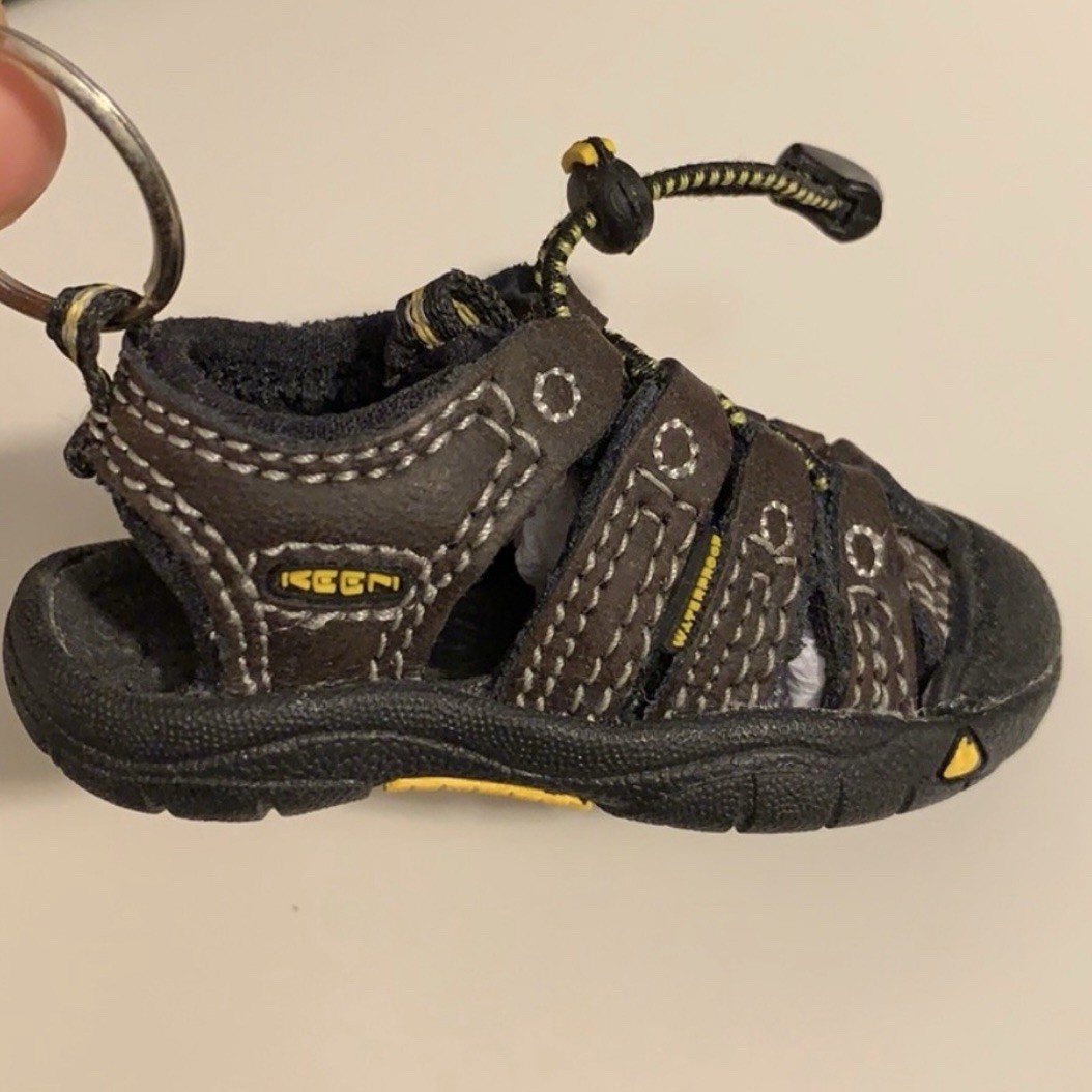 KEEN Mini Portachiavi Sandalo Scarpa 3 3 4" Miniatura Replica Marrone e Giallo