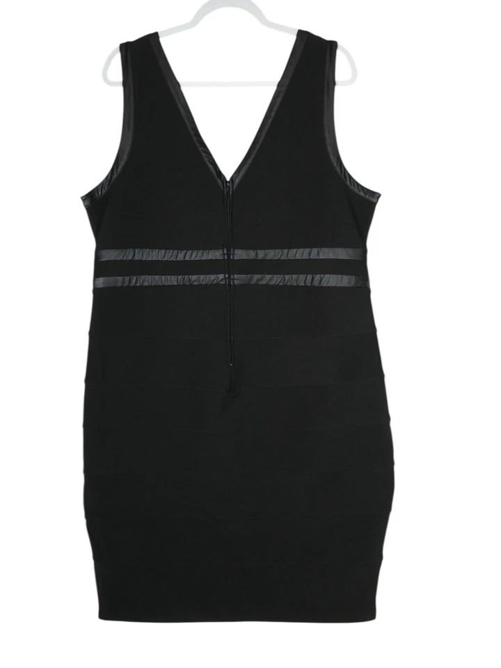 Vestido ceñido al cuerpo con vendaje tórrido talla 22 negro imitación cuero ribete cremallera cuello en V rodilla Foto 2 de 4