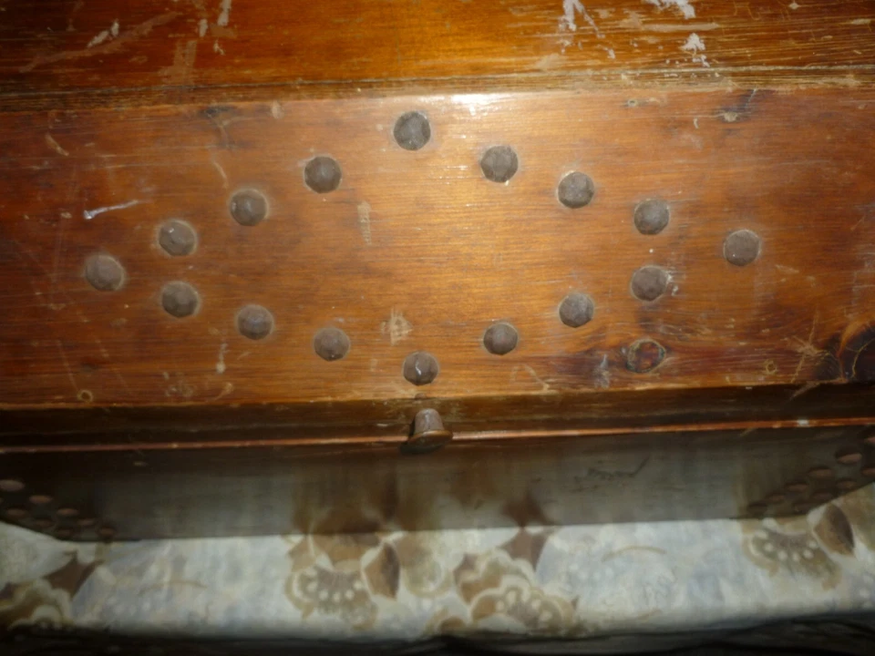 VTG ANTIQUE PRIMITIVE RUSTIC PINE WOOD VAULTED CRAFT STORAGE CHEST / TOOL BOX - Image 2 of 4