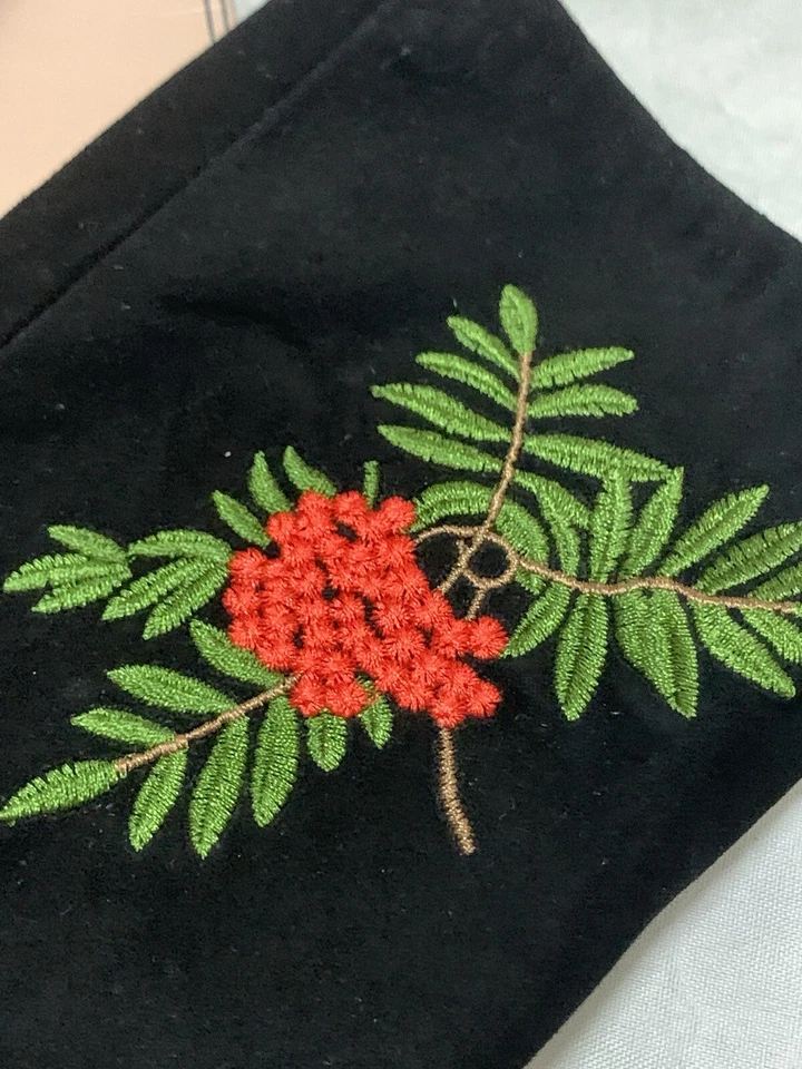 SOMBRERO y GUANTES LARGOS PARA MUJER COLOR NEGRO. Decoración hecha a mano. Foto 2 de 4