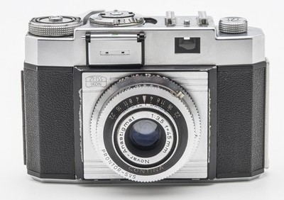 ZEISS Ikon コンティナ Novar 45 mm f3.5 独製　美品 Zeiss Ikon Novar-Anastigmat 45mm F3.5 Film Camera 1950s | Chairish フィルムカメラ