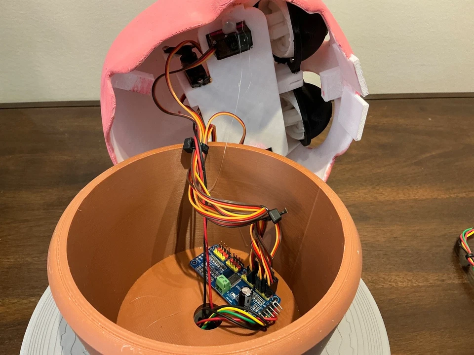 FNAF Mr. Cupcake/Carl de FNAF1 Ojos de trabajo con motor y vela brillante Foto 3 de 3