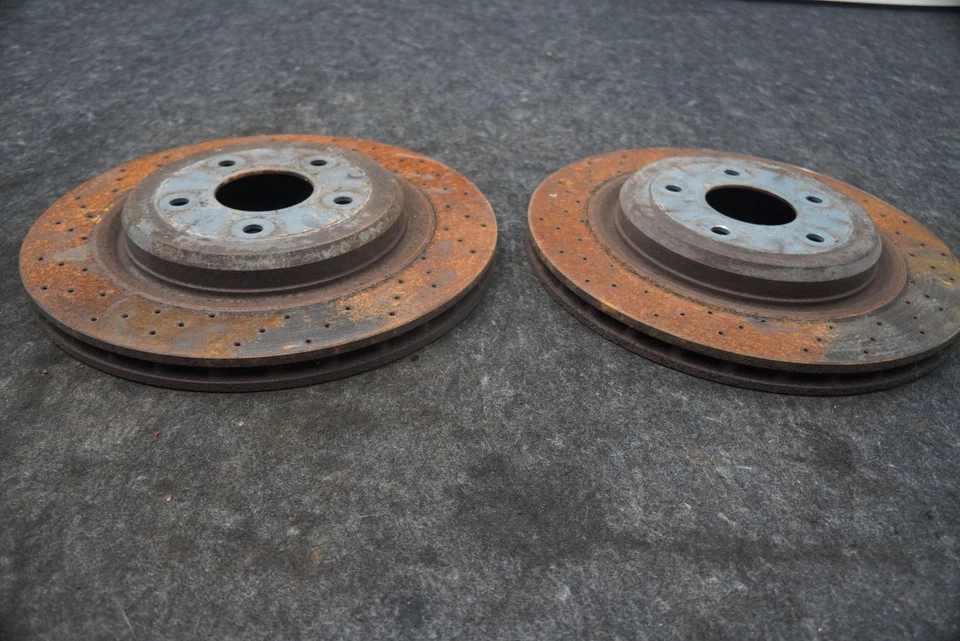 Conjunto 2 rotores de freio a disco traseiros esquerdo direito perfurados Chevrolet Corvette Z06 C6 2011 - Imagem 2 de 4