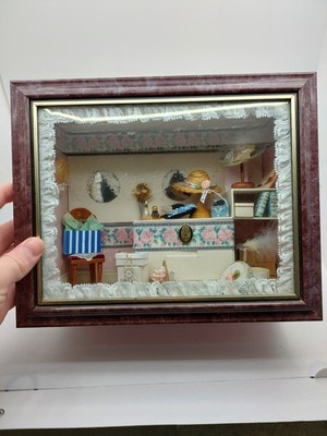 schöne Vintage ''Box Clever'' Puppe Diorama Vitrine Damen Verwöhnzimmer